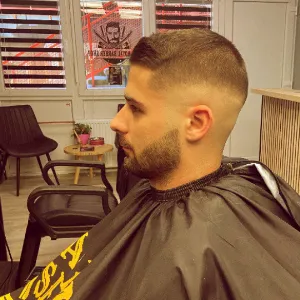 Klijent nakon šišanje i brijanja u The Royal Barber Shopu
