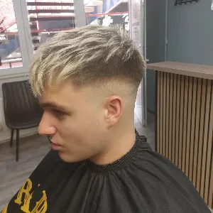Bočna slika klijenta sa novom fade frizurom iz barber shopa