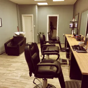 Stolice i interijer The Royal Barber Shop-a