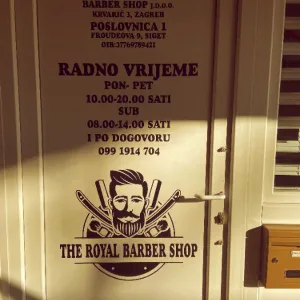Ulazna vrata The Royal Barber Shopa na kojima ja navedeno radno vrijeme